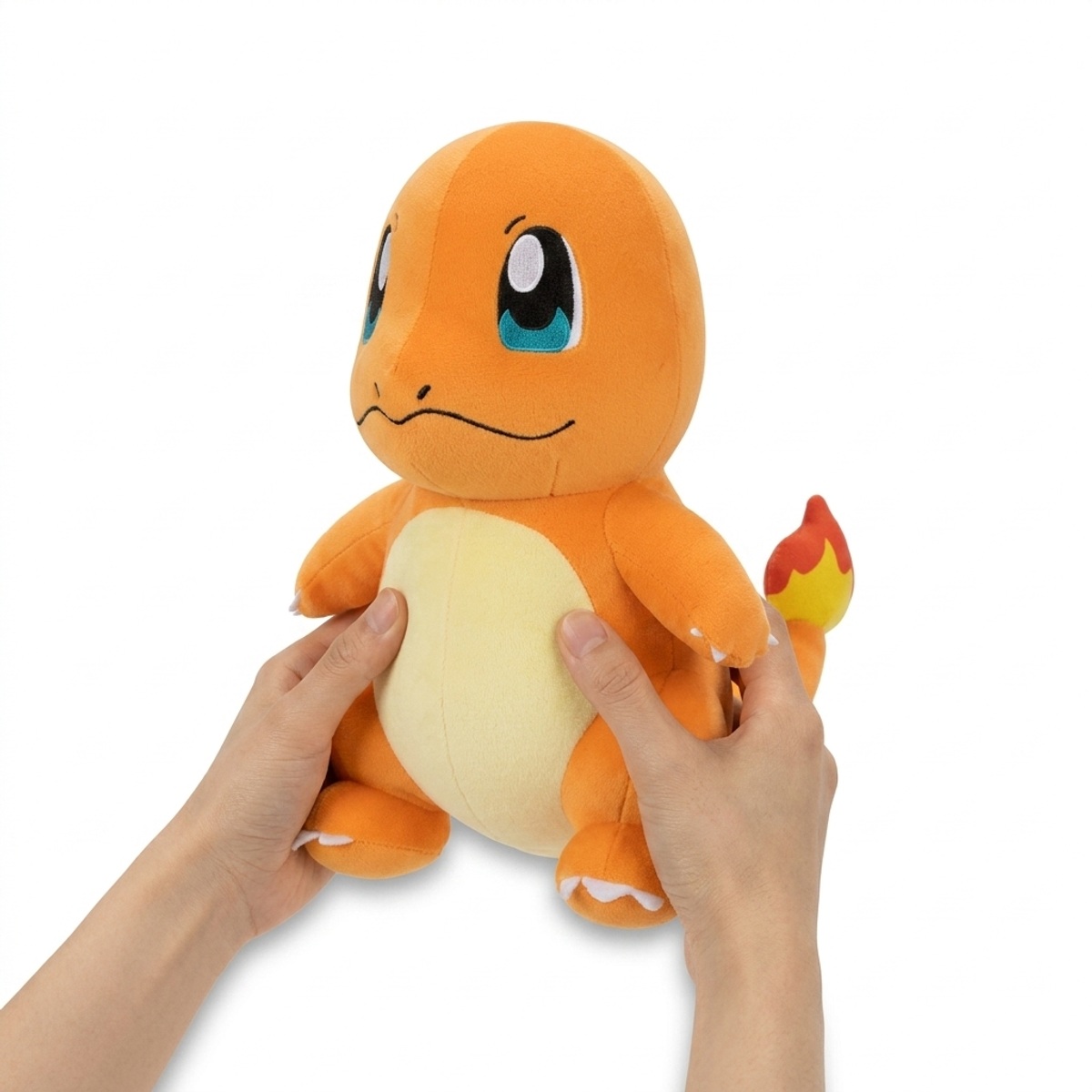 Charmander Pluszak trzymany w rękach