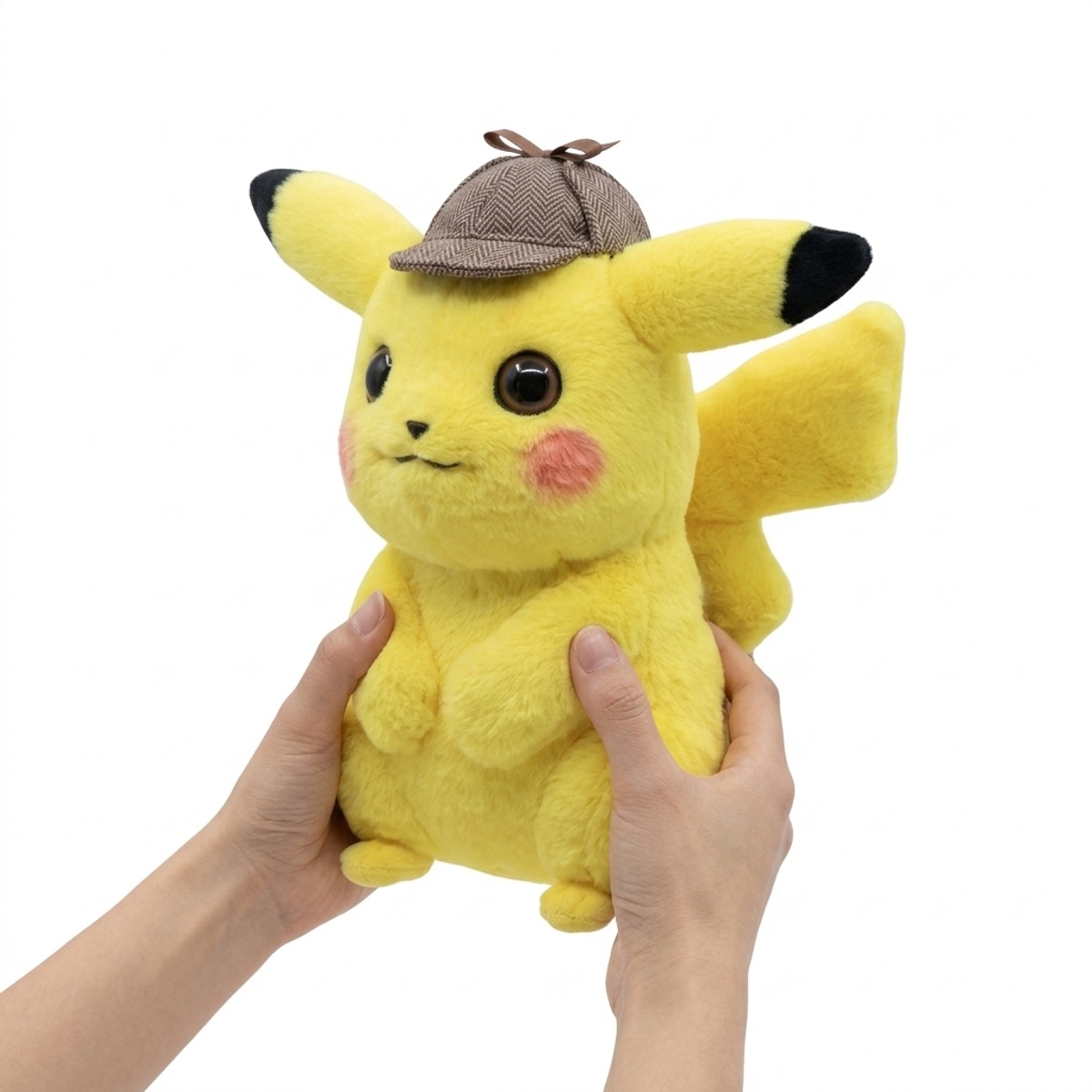 Detektyw Pikachu Pluszak trzymany w rękach