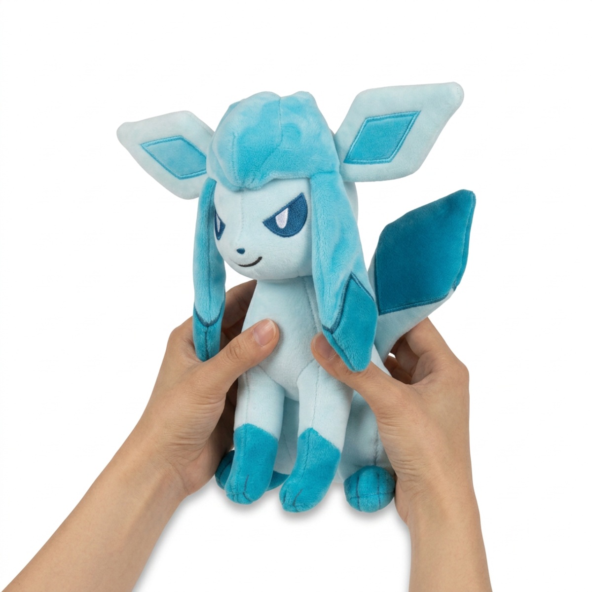 Glaceon Pluszak trzymany w rękach