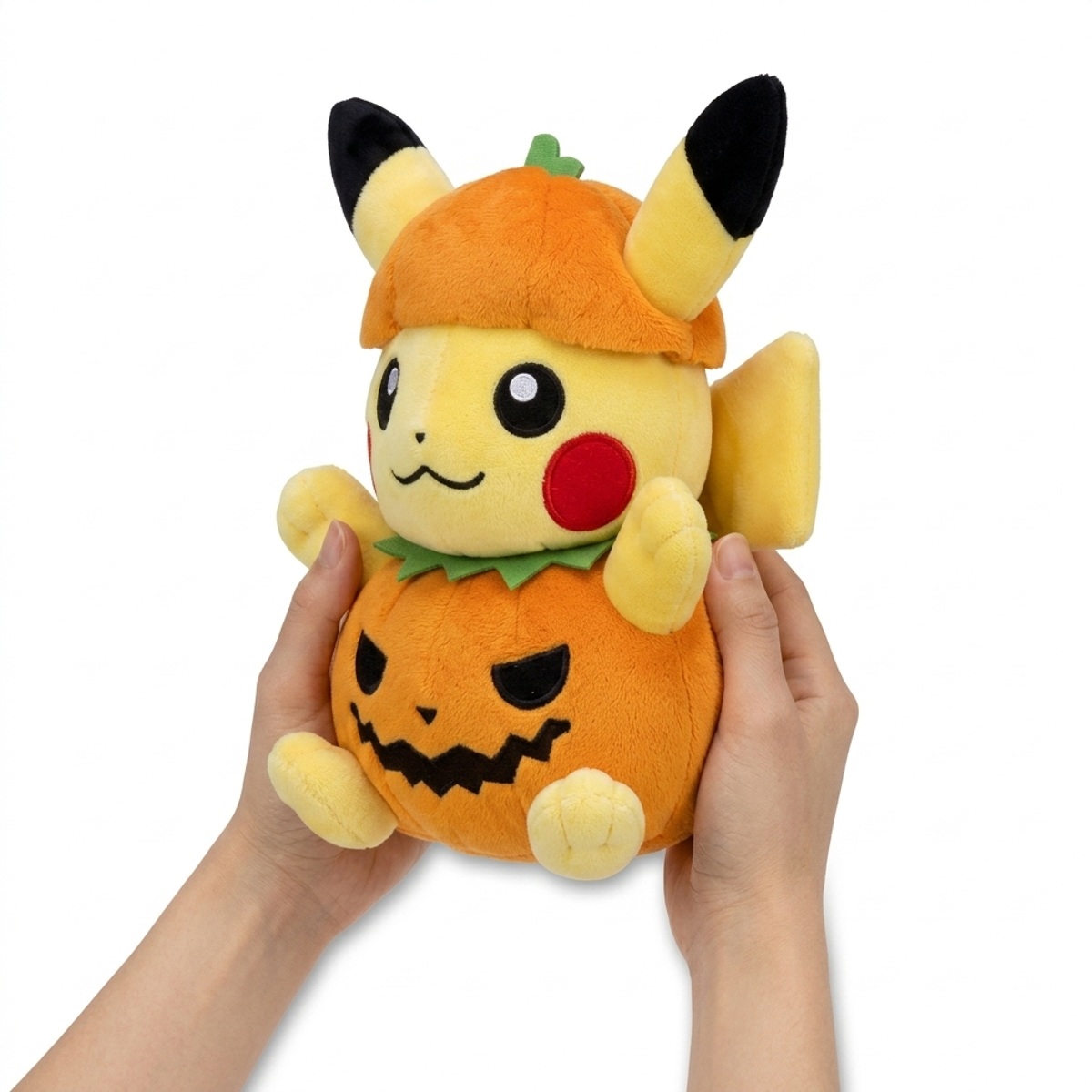 Pluszak Halloween Pikachu trzymany w rękach
