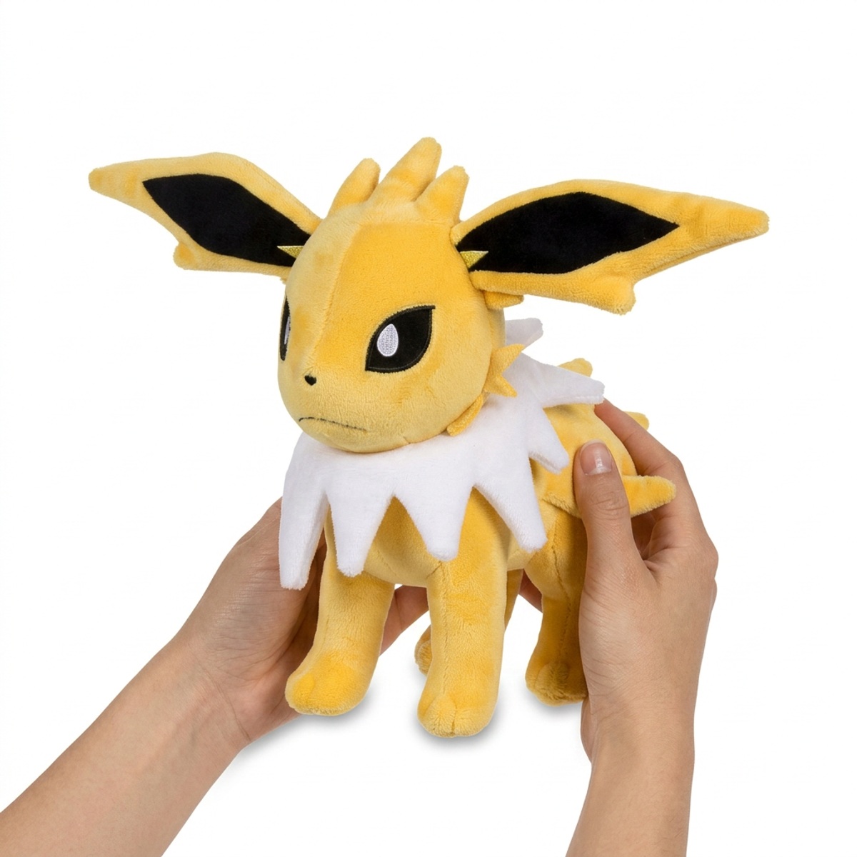 Jolteon Pluszak trzymany w ręce