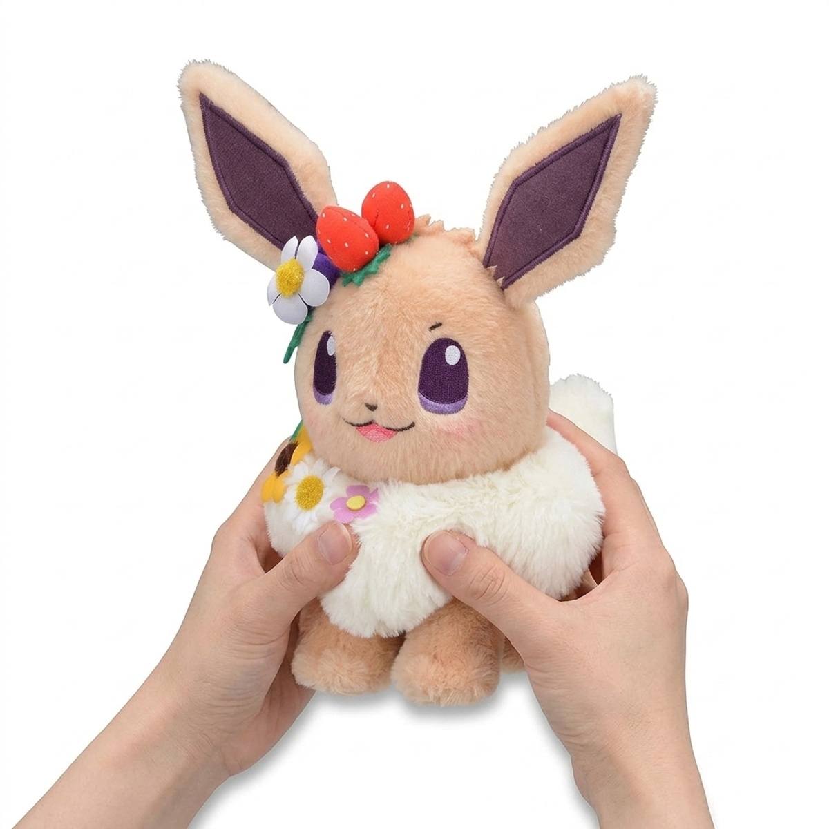 Kawaii Pluszak Eevee trzymany w ręce