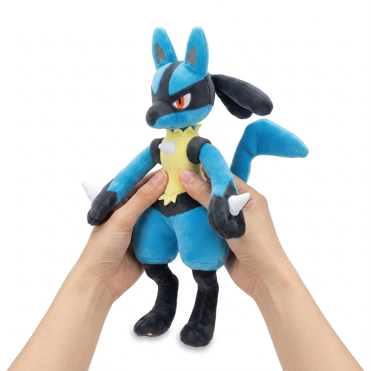 Lucario Pluszak trzymany w rękach