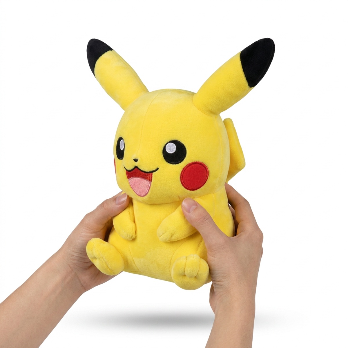 Mały Pikachu Pluszak trzymany w ręce