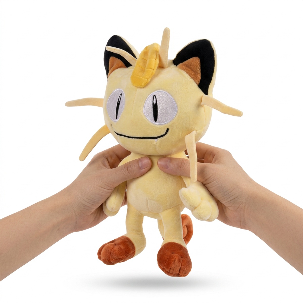 Meowth Pluszak trzymany w rękach