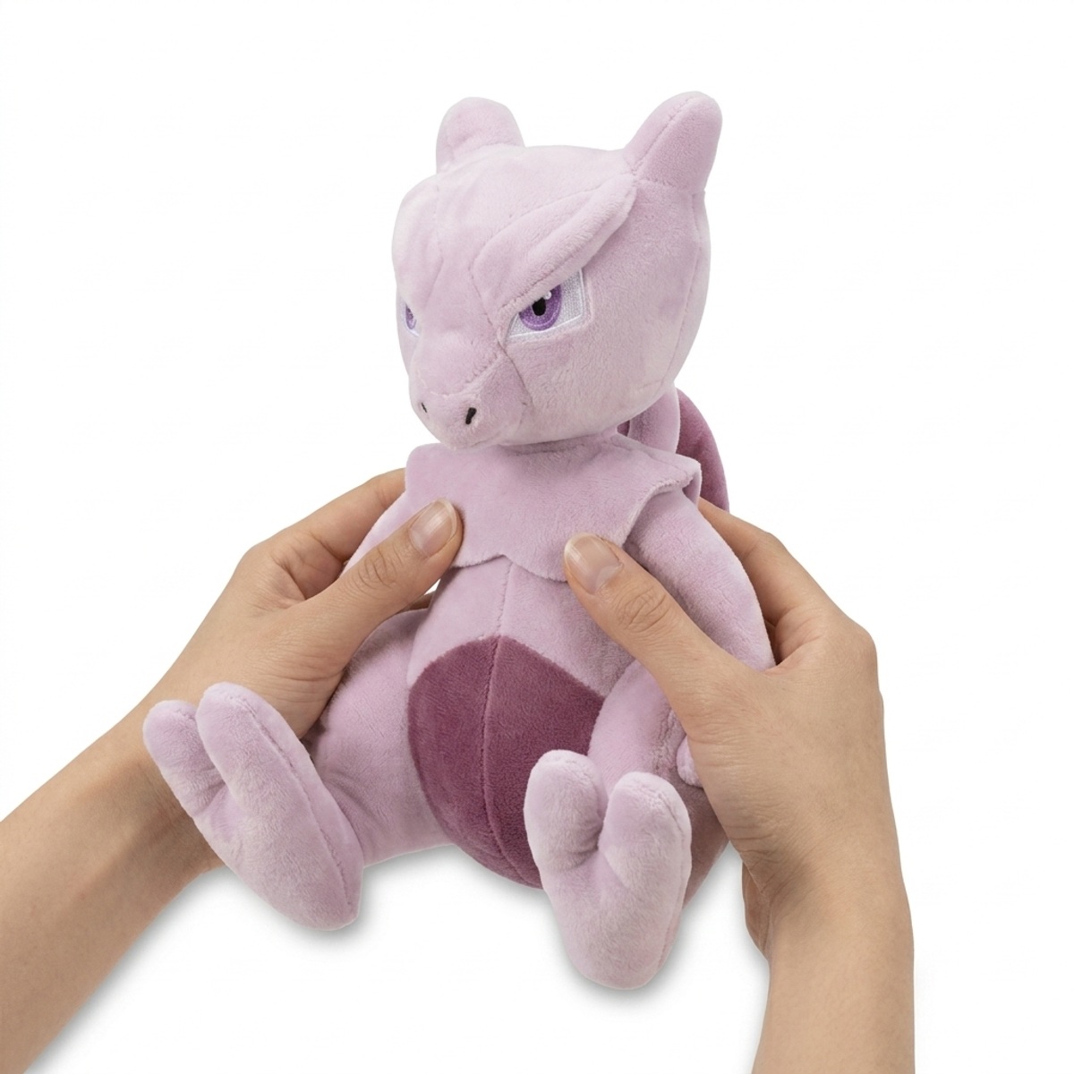 Mewtwo Pluszak trzymany w rękach