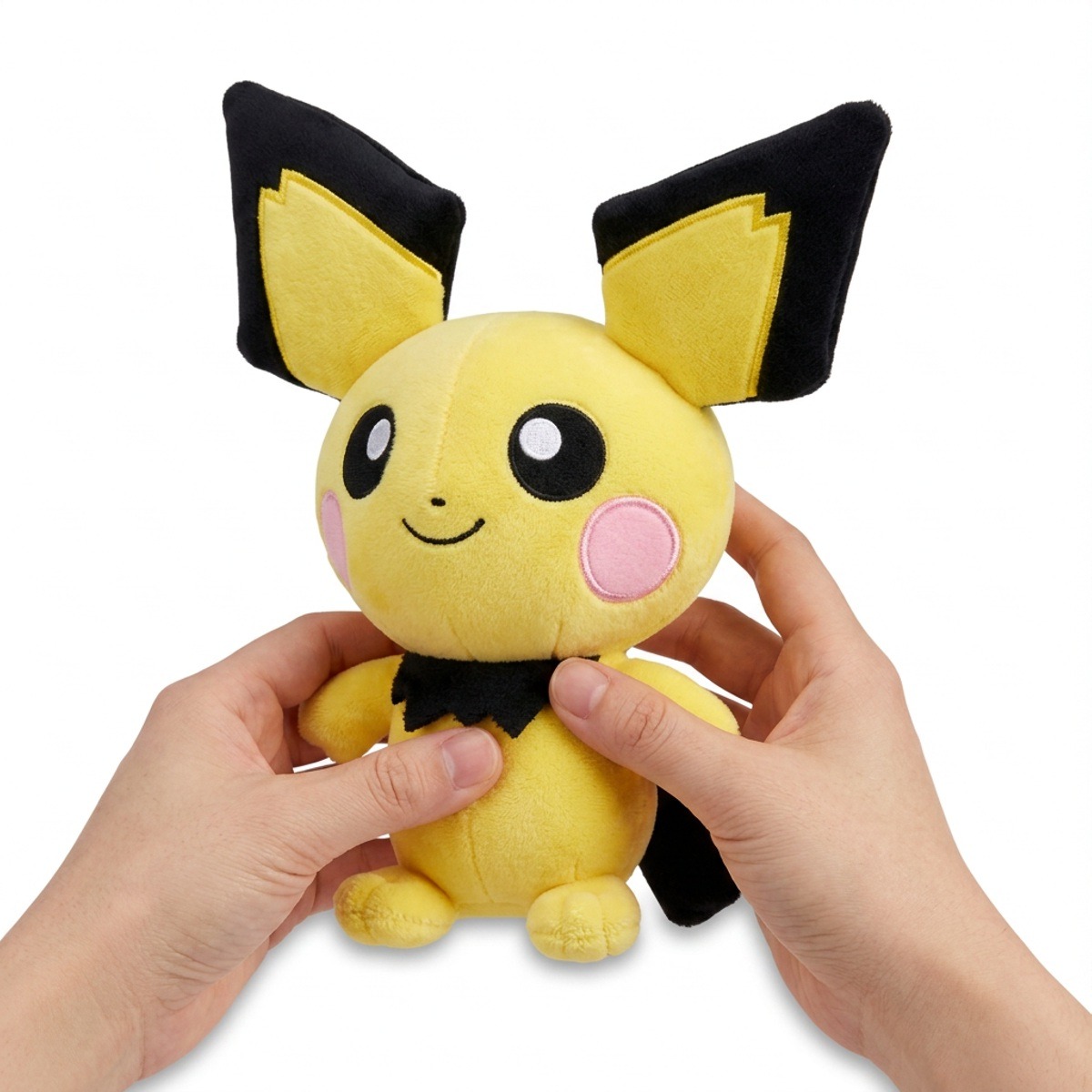 Pichu Pluszak trzymany w rękach