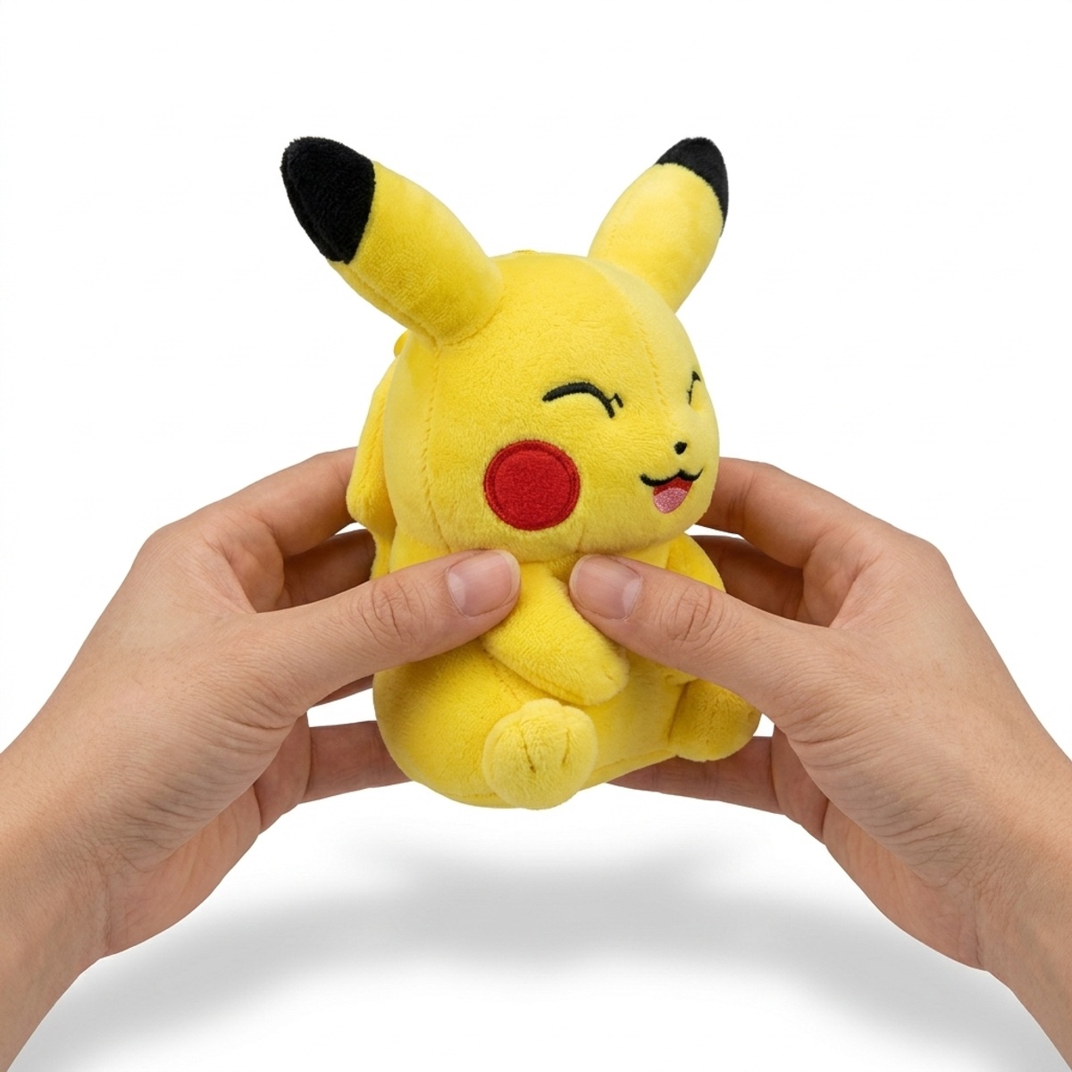 Pikachu Brelok Pluszak trzymany w rękach