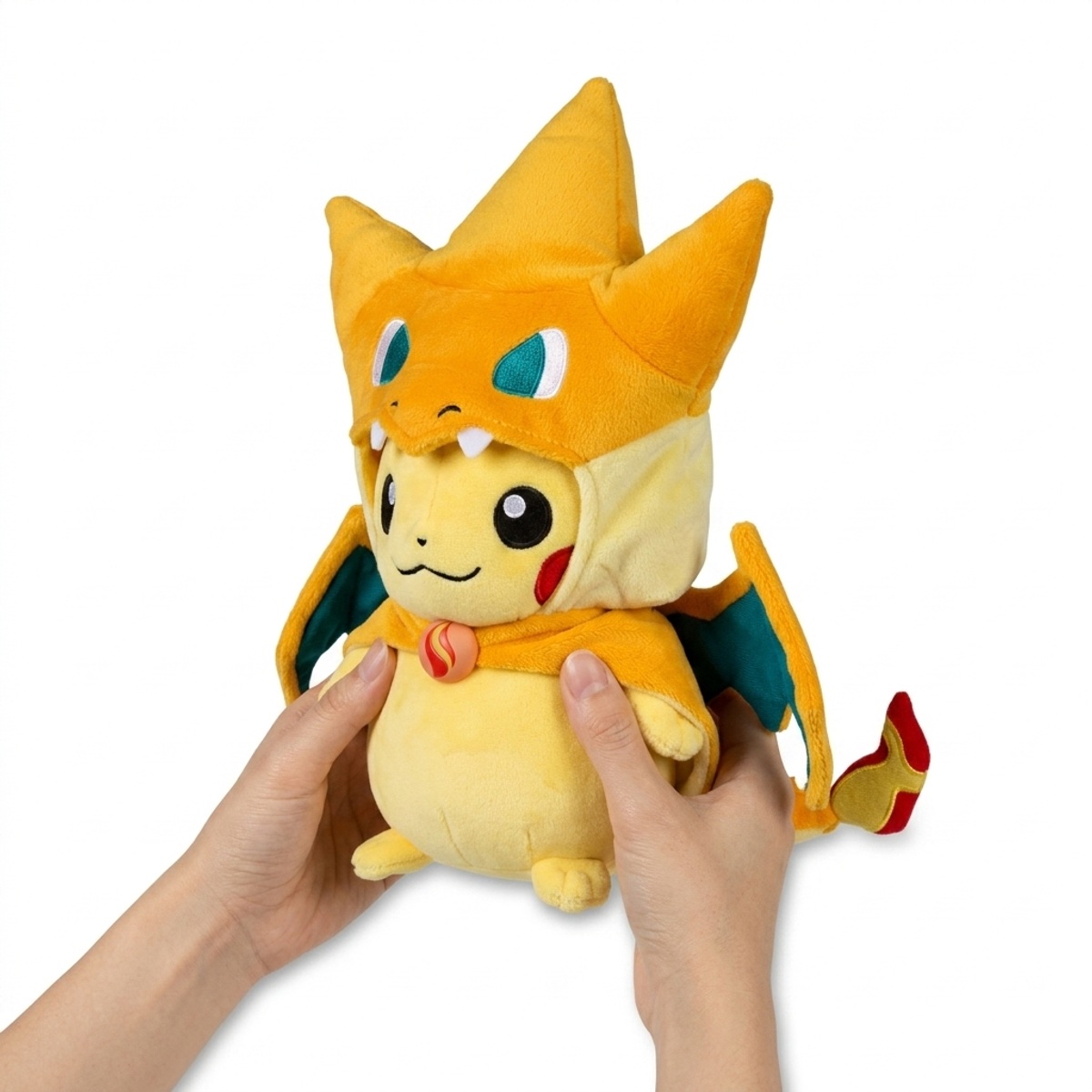 Pluszak Pikachu Charizard Y trzymany w rękach