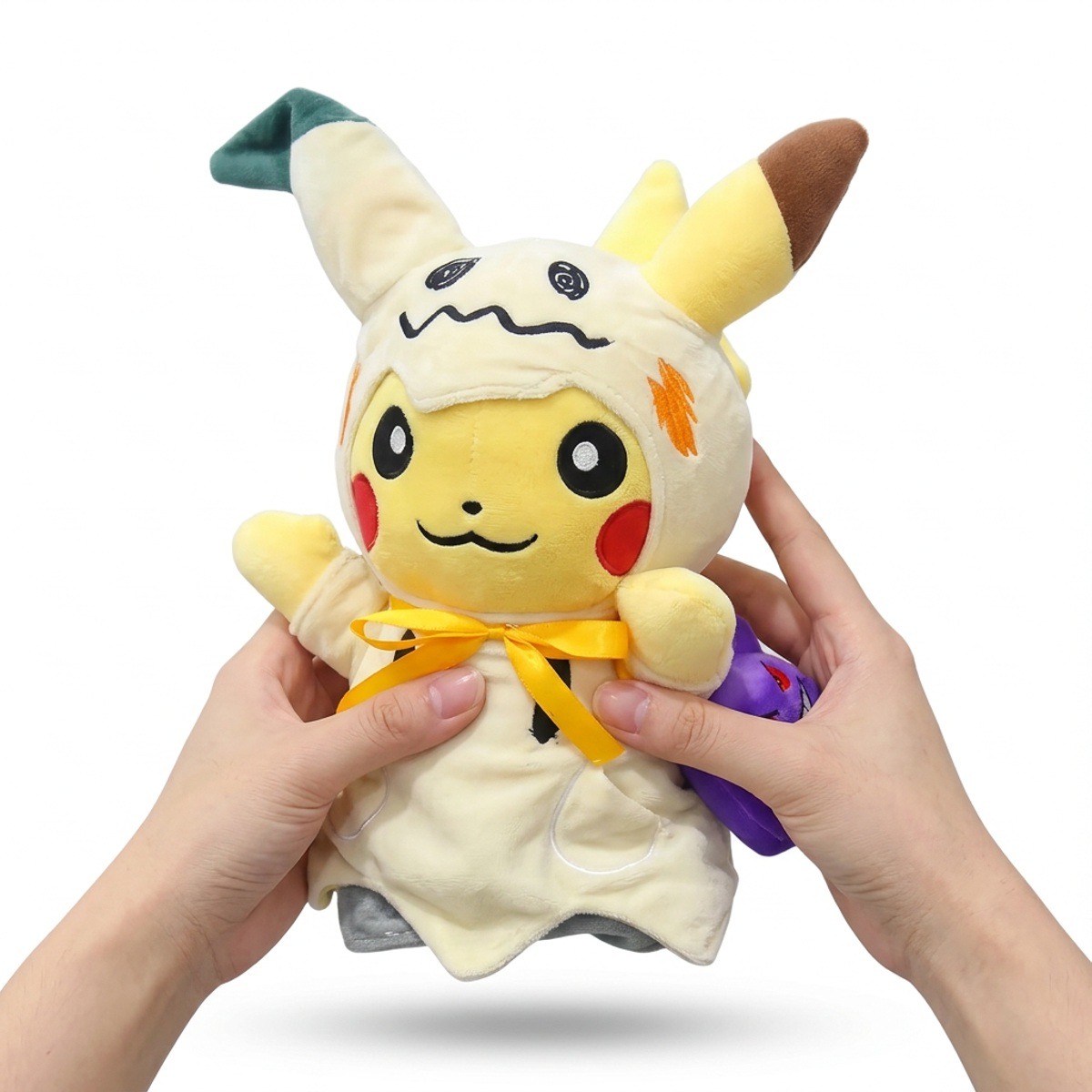 Pikachu Mimikyu Pluszak trzymana w rękach