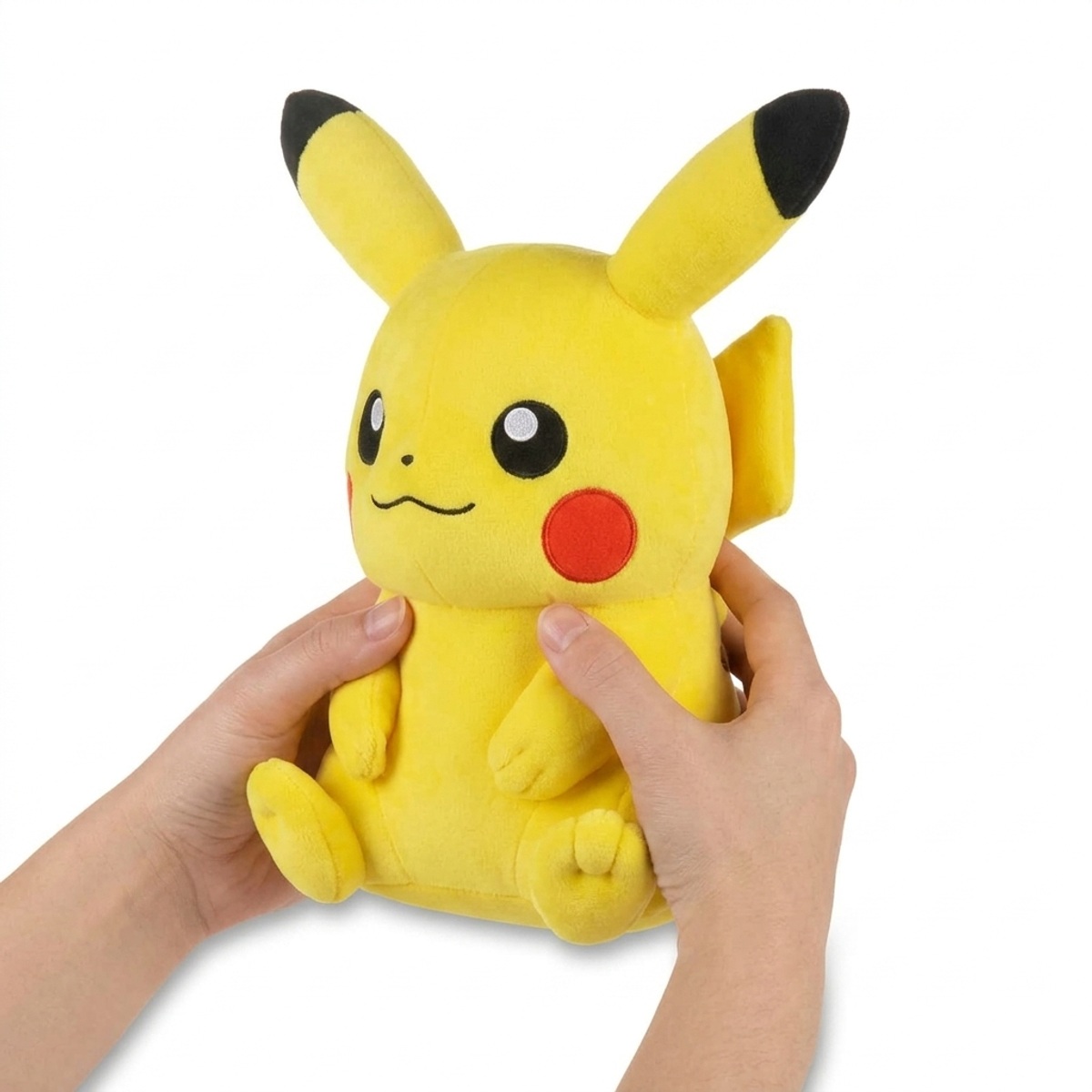 Pikachu Pluszak 20 cm trzymany w rękach