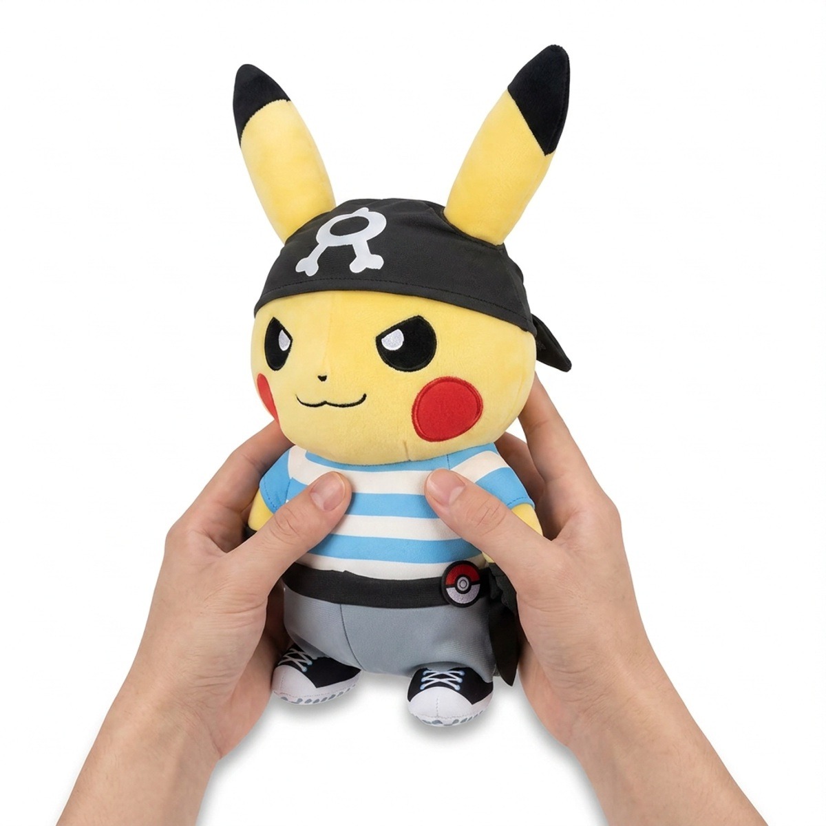 Pluszak Pikachu Team Aqua trzymany w rękach