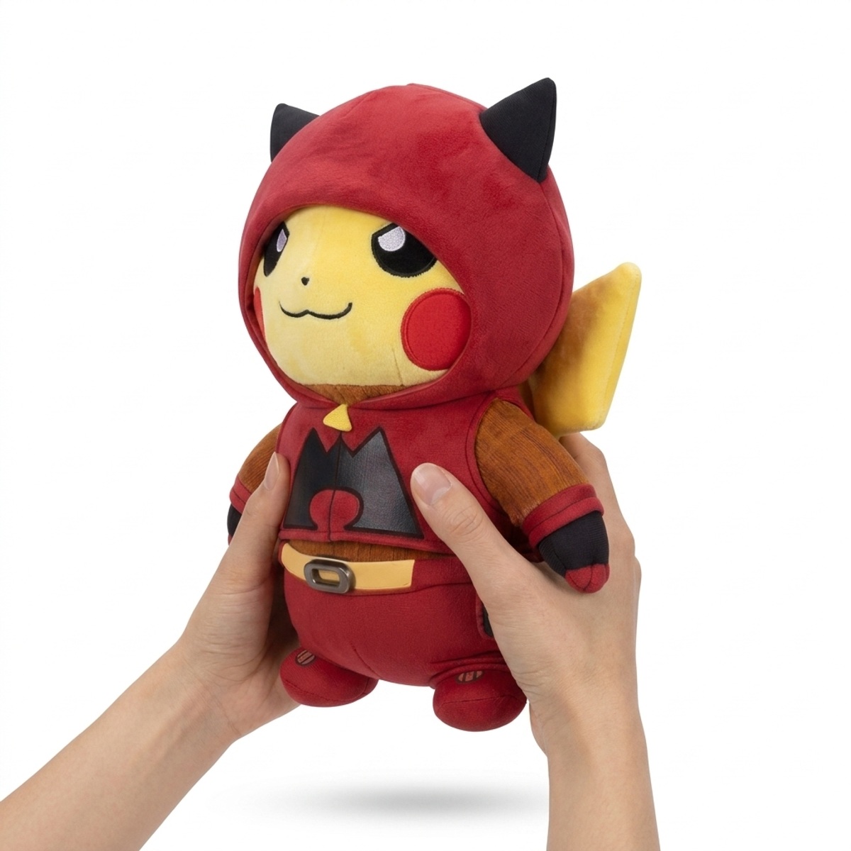 Pluszak Pikachu Team Magma trzymany w rękach