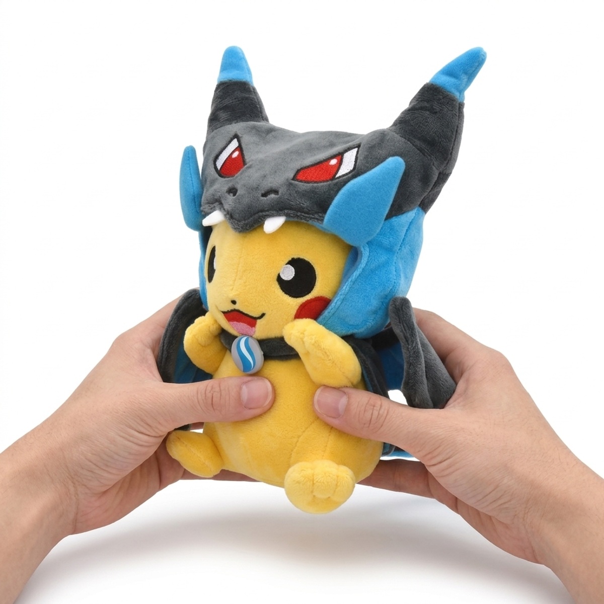 Pluszak Pikachu Charizard X trzymany w rękach