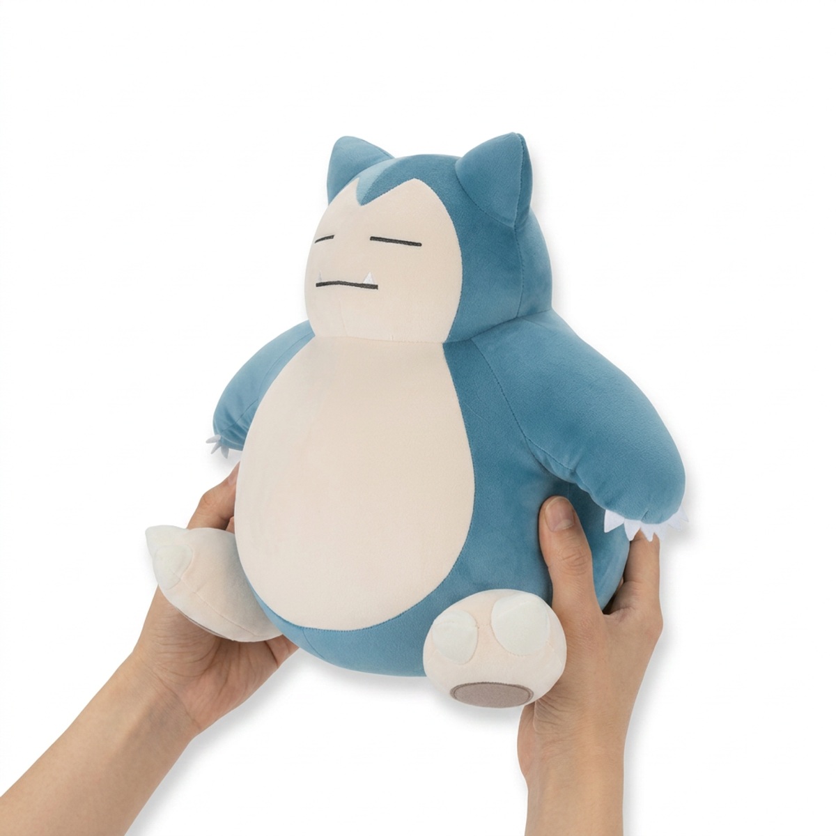 Snorlax Pluszak trzymany w rękach