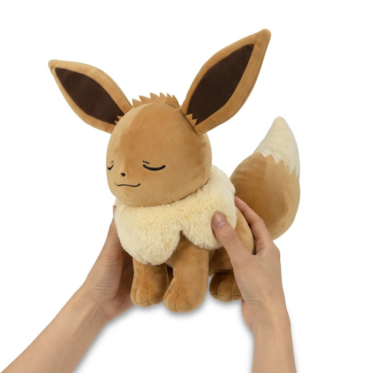 Pluszak śpiący Eevee trzymany w rękach