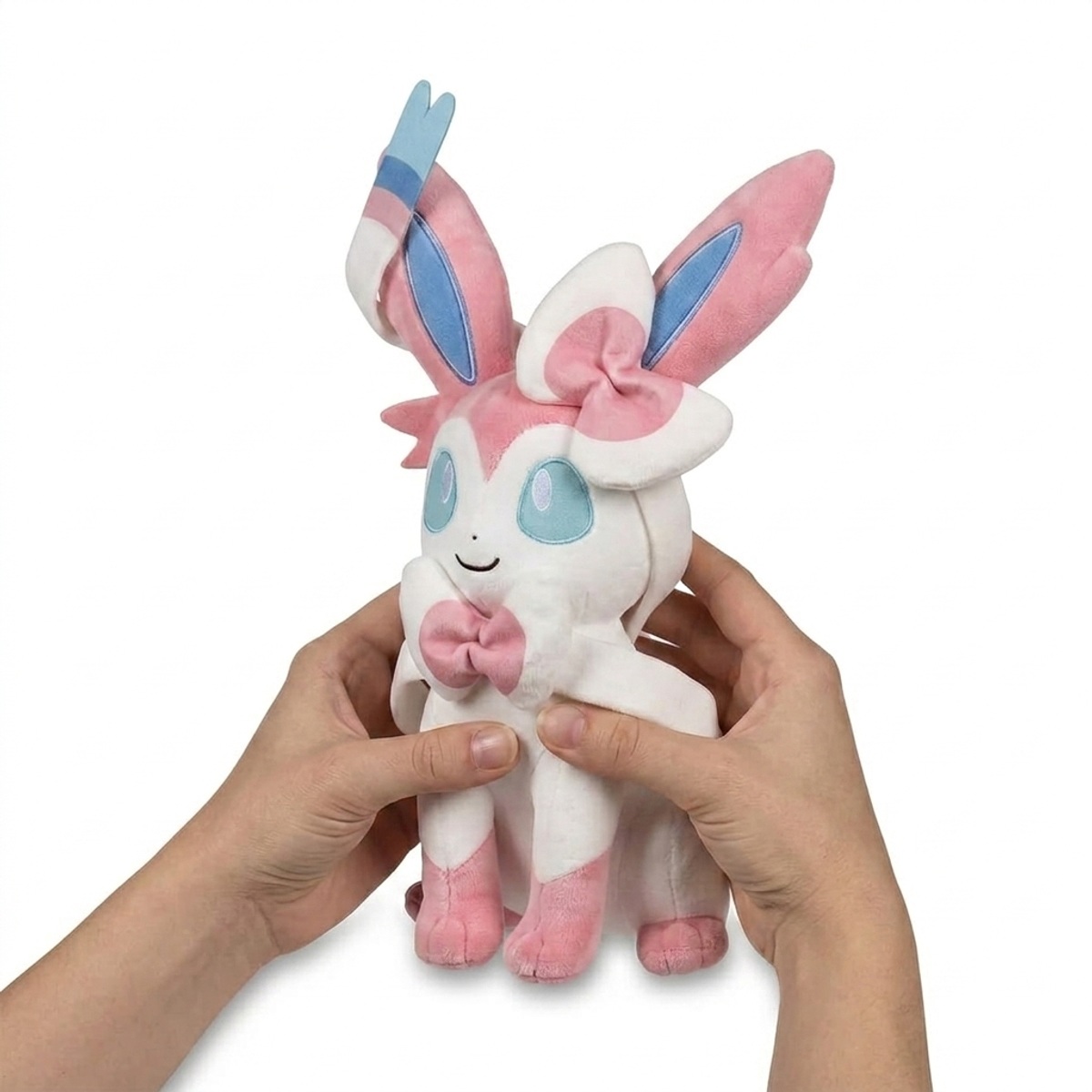 Sylveon Pluszak trzymany w rękach