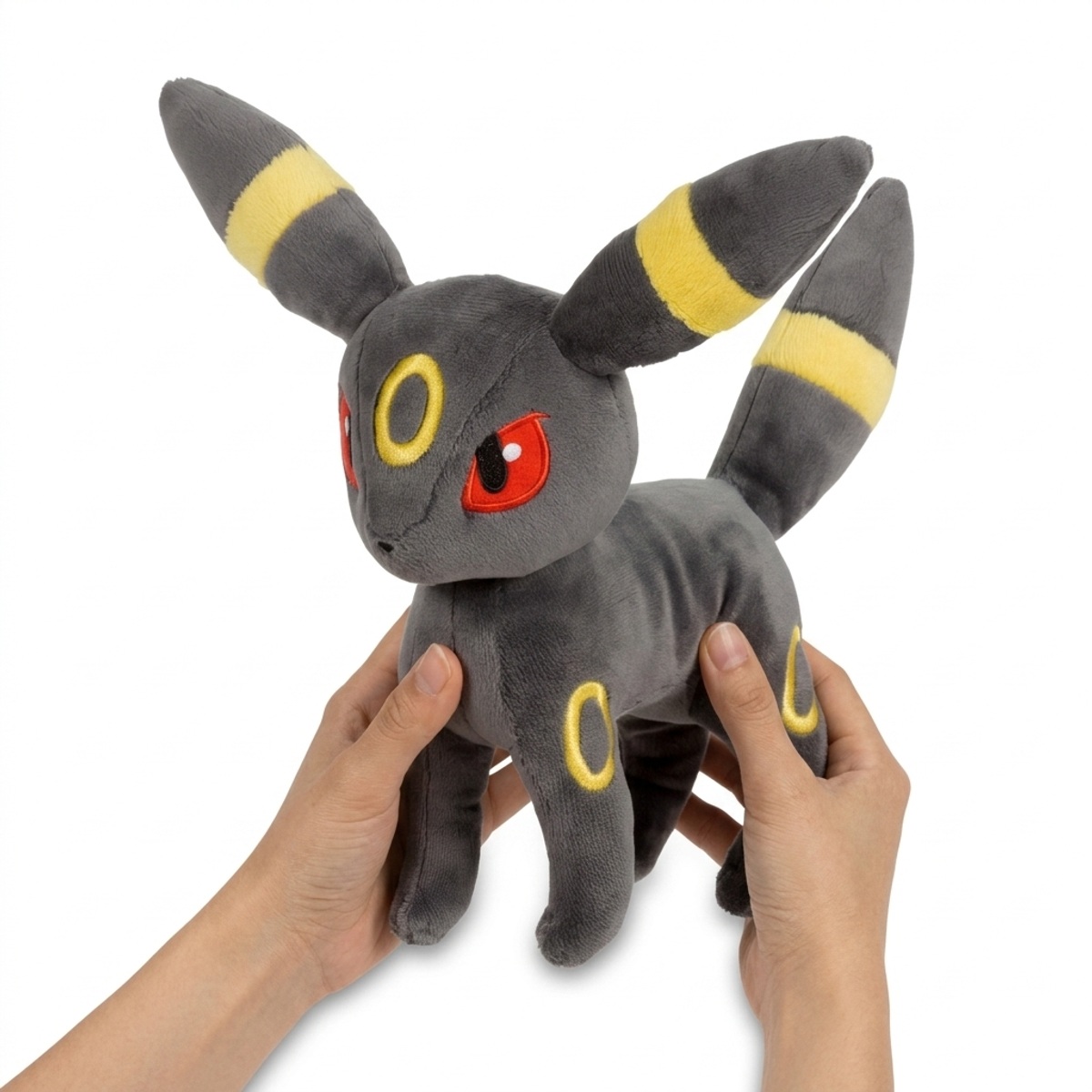 Umbreon Pluszak trzymany w rękach