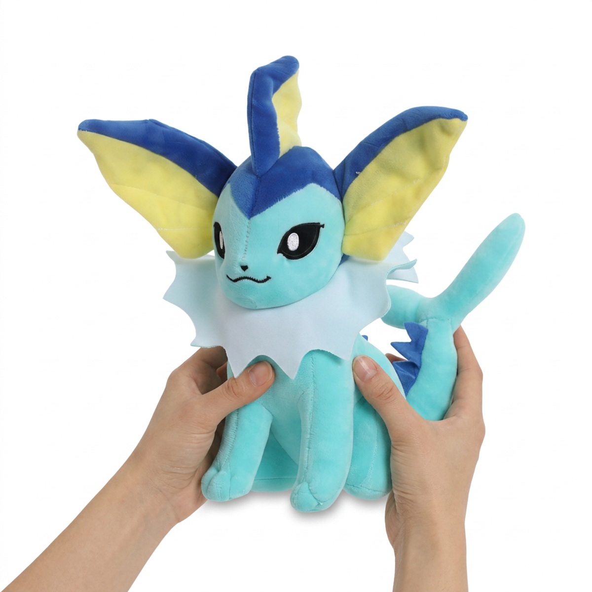 Vaporeon Pluszak trzymany w rękach