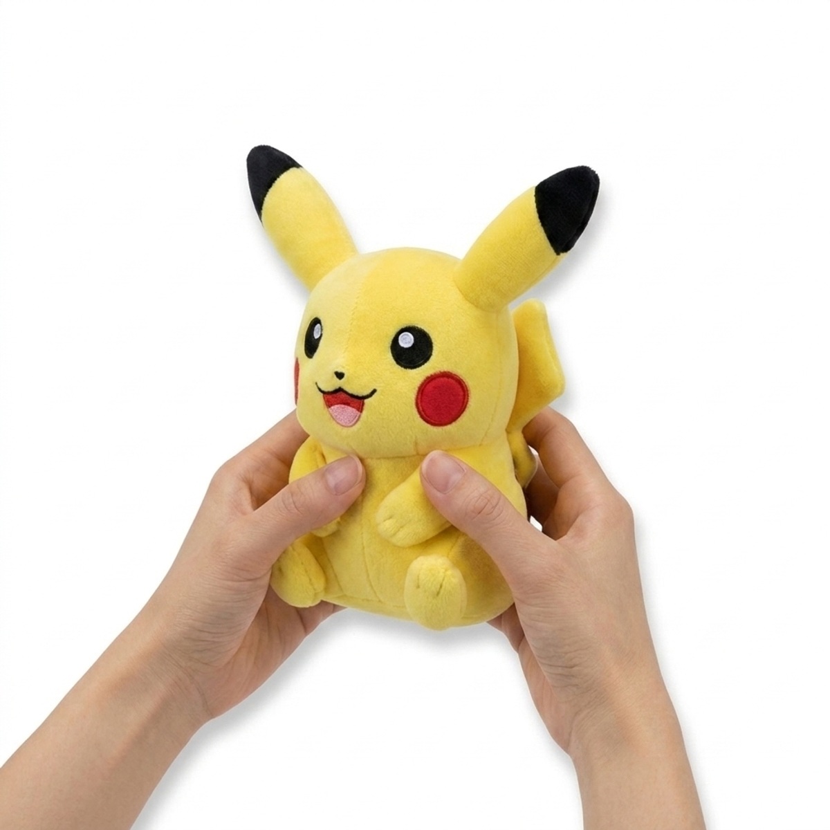 Wesoły Pikachu Pluszak trzymany w rękach