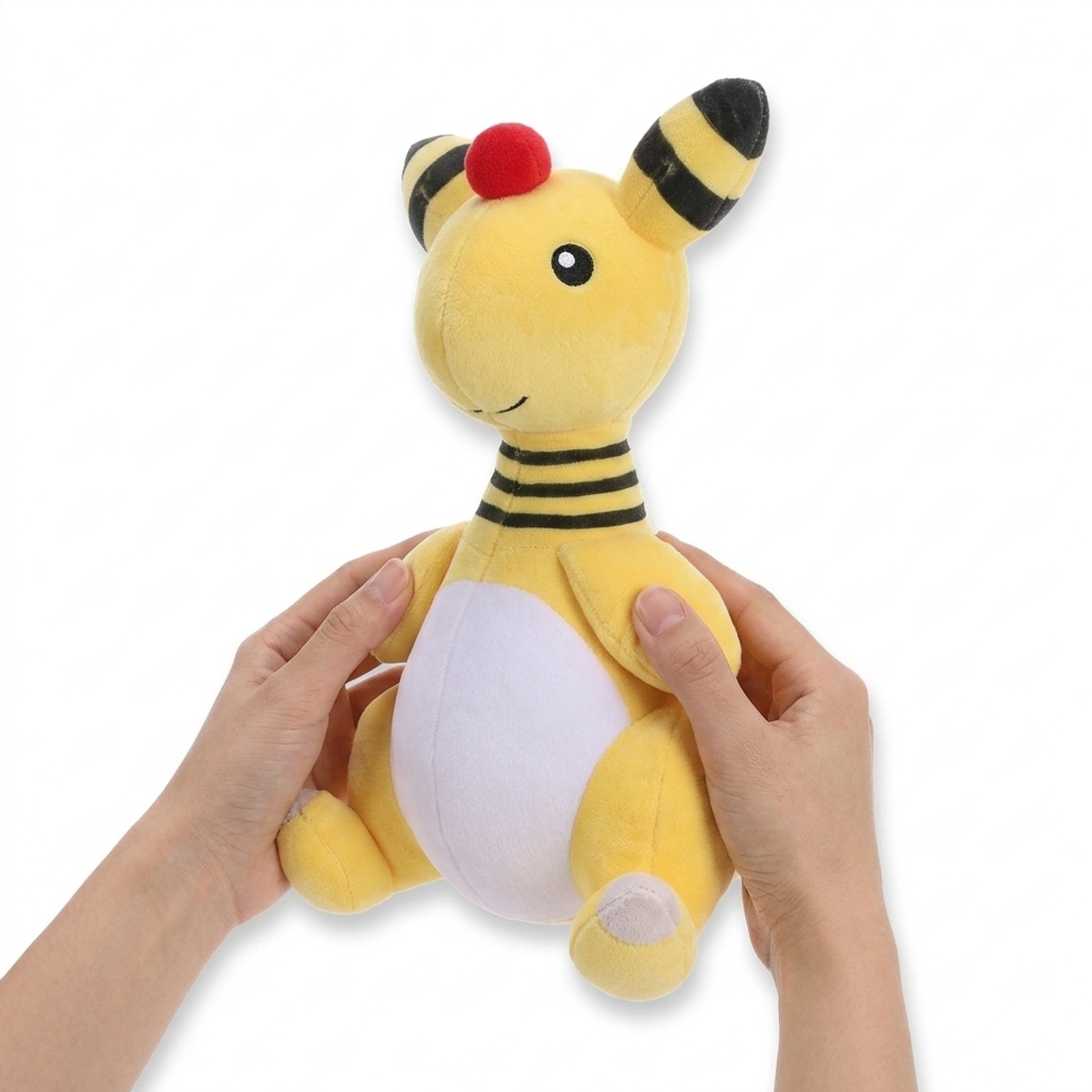Ampharos Pluszak trzymany w rękach