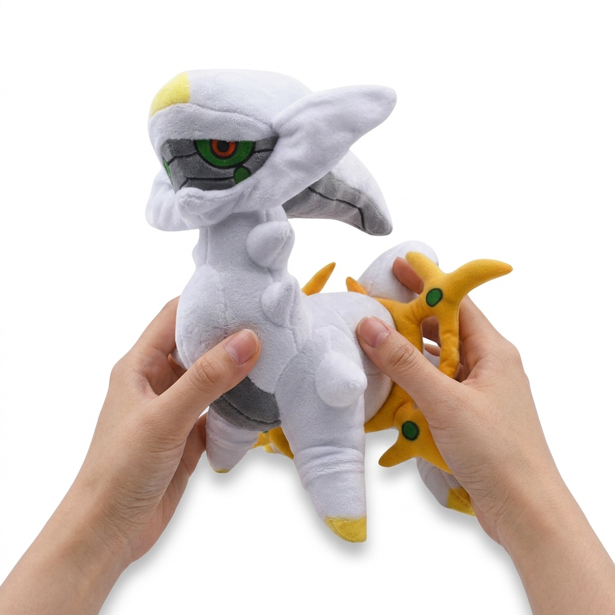 Arceus Pluszak trzymany w rękach
