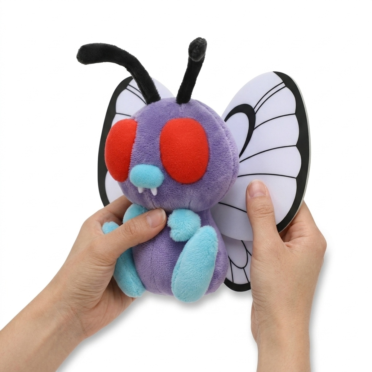 Butterfree Pluszak trzymany w rękach
