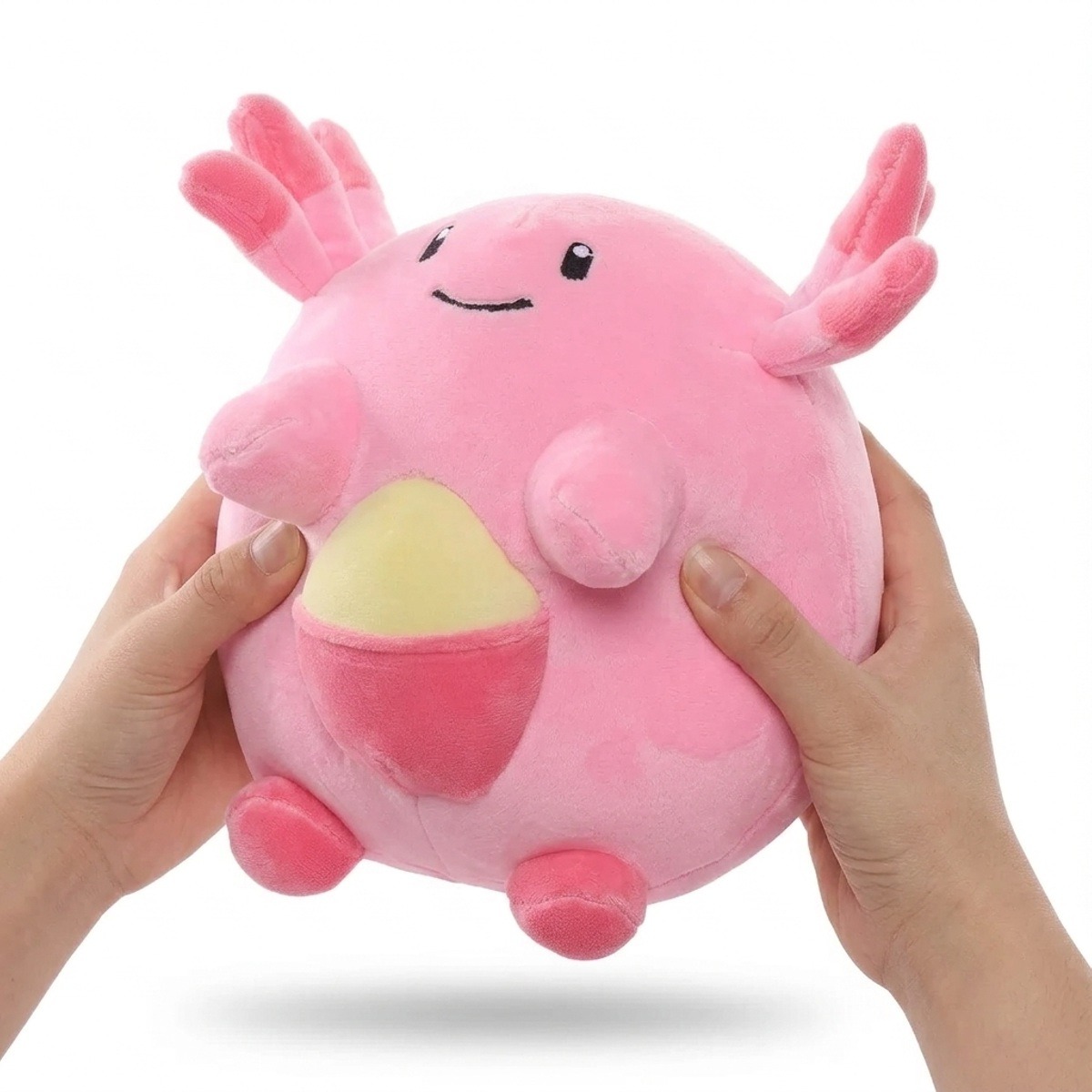 Chansey Pluszak trzymany w rękach
