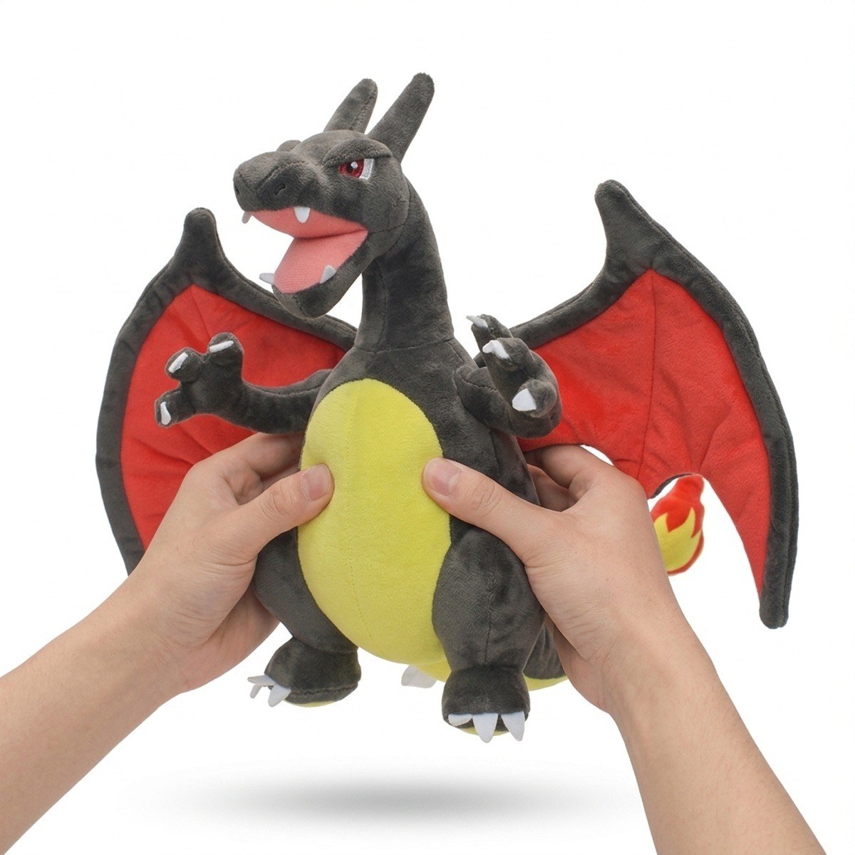 Pluszak Charizard Shiny trzymany w rękach