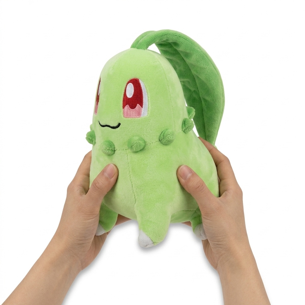 Chikorita Pluszak trzymany w rękach