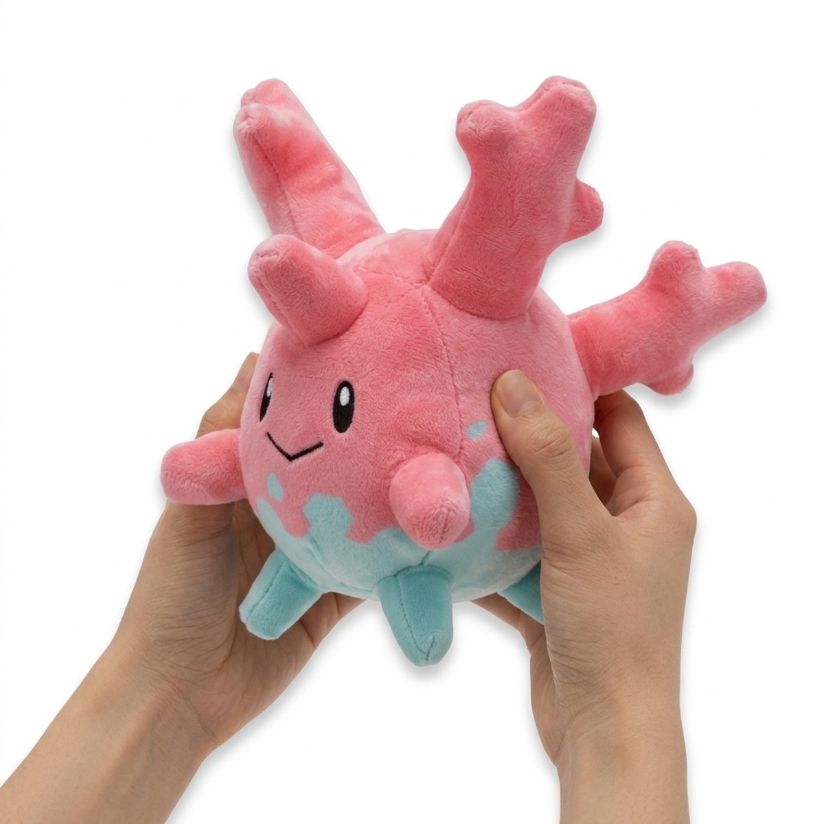 Corsola Pluszak trzymany w rękach