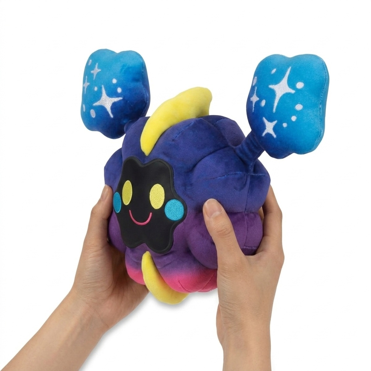 Cosmog Pluszak trzymany w rękach