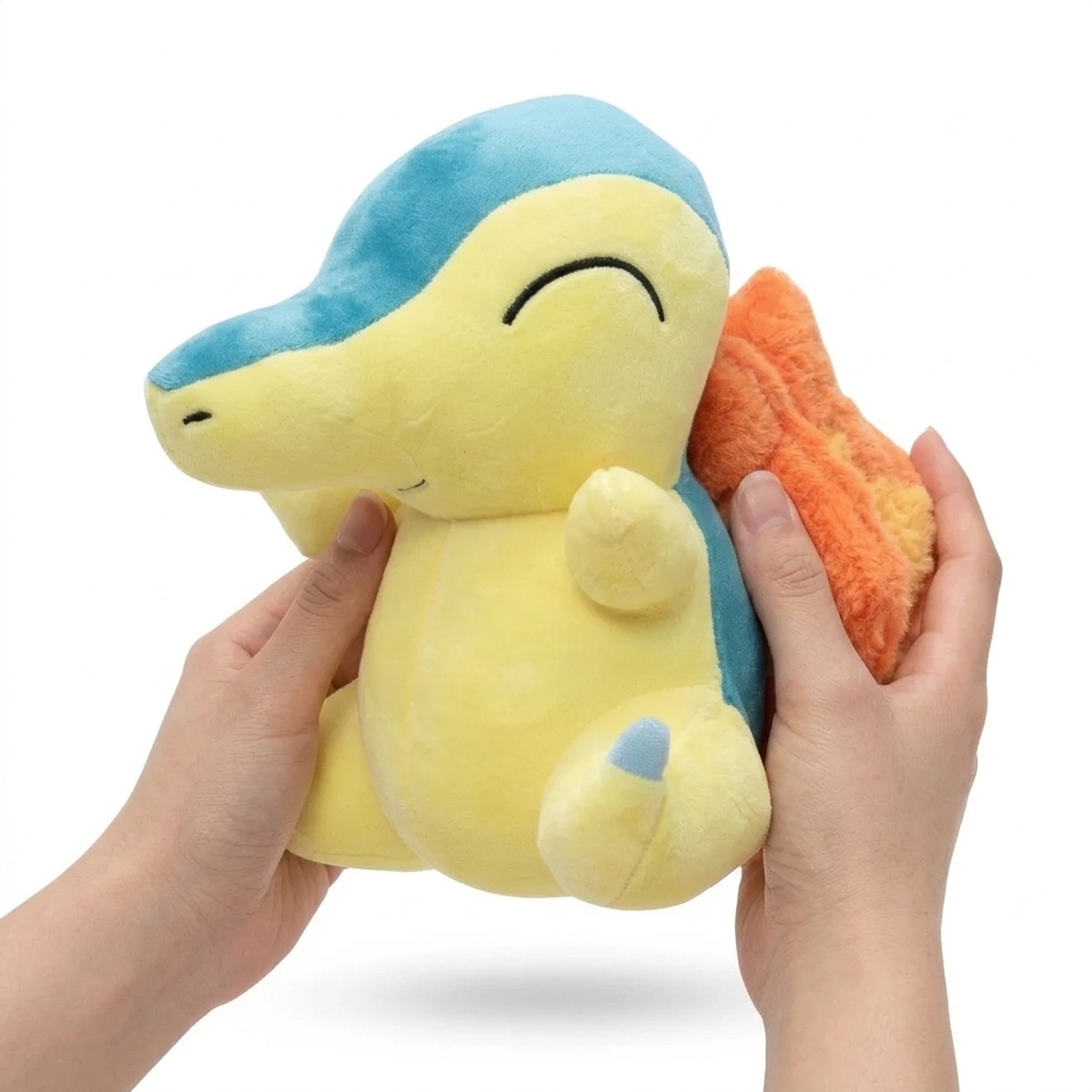 Cyndaquil Pluszak trzymany w rękach