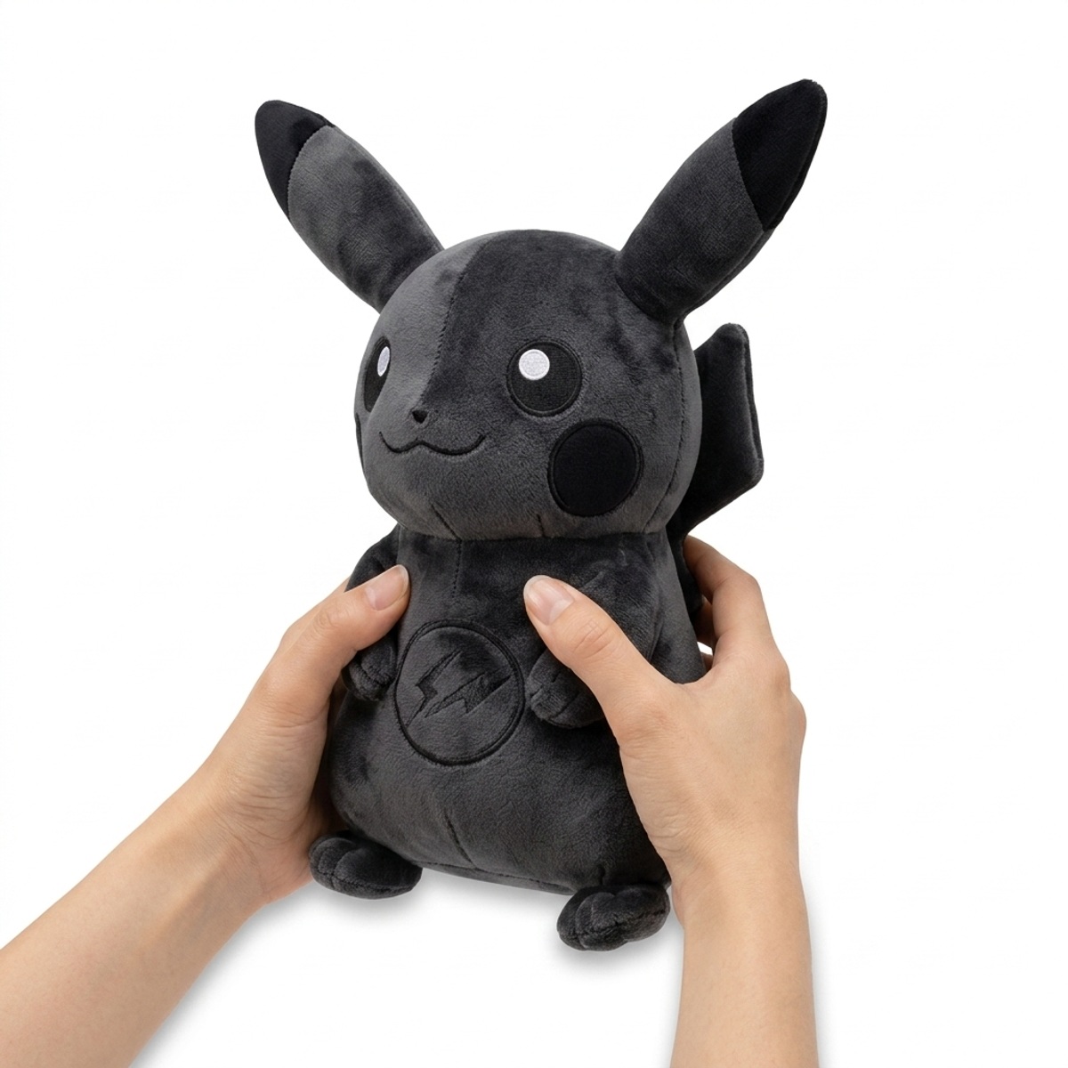 Pluszak Czarny Pikachu trzymany w rękach