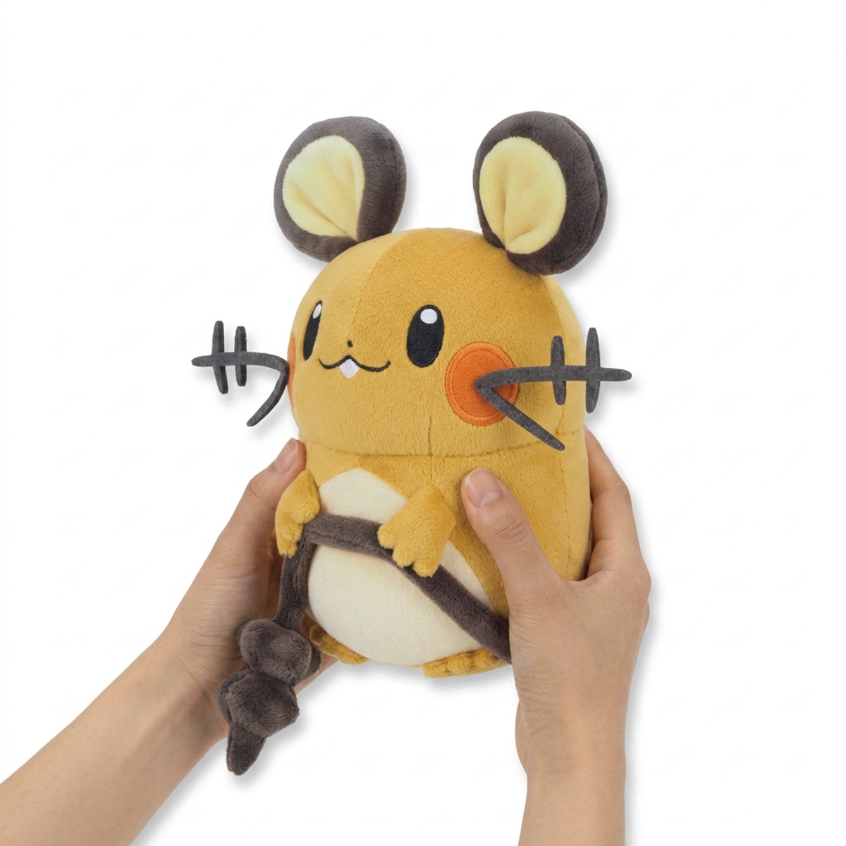 Dedenne Pluszak trzymany w rękach