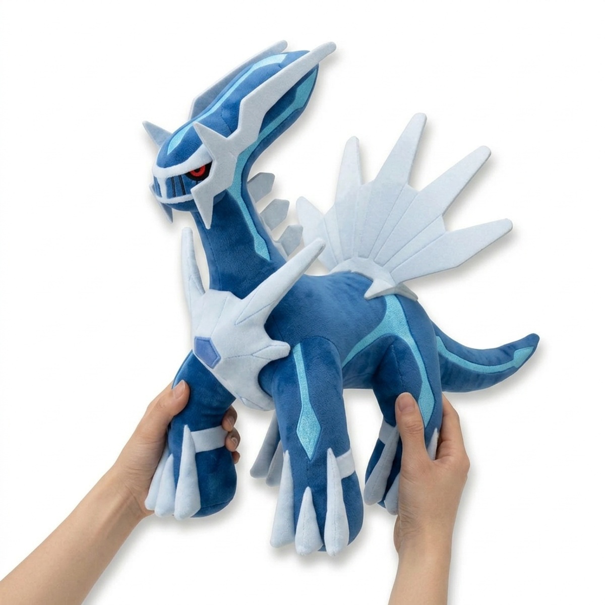 Dialga Pluszak trzymany w rękach