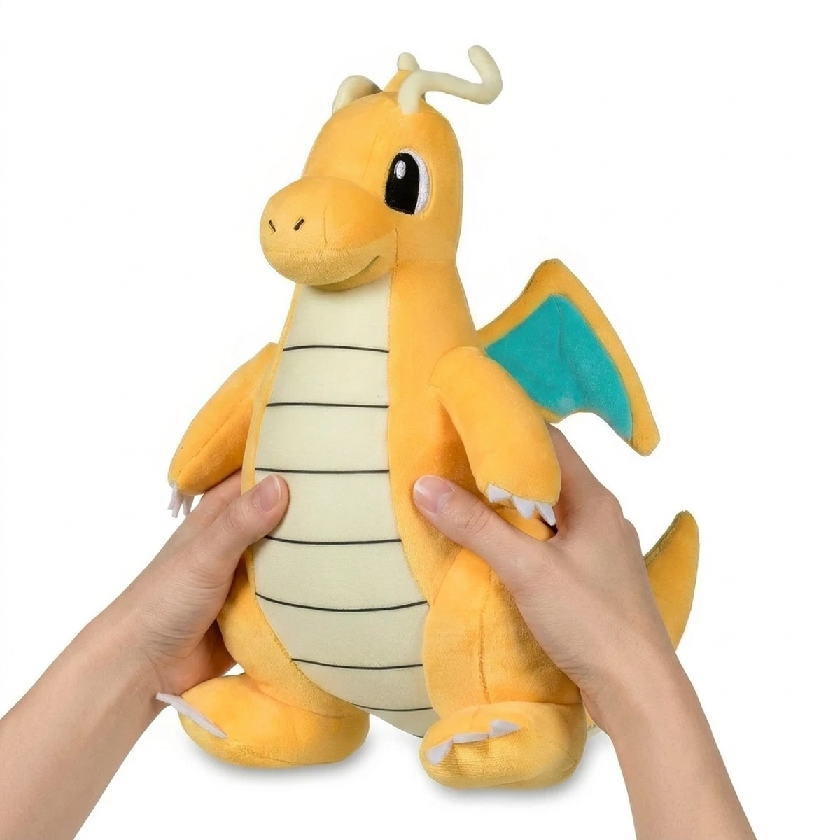 Dragonite Pluszak trzymany w rękach
