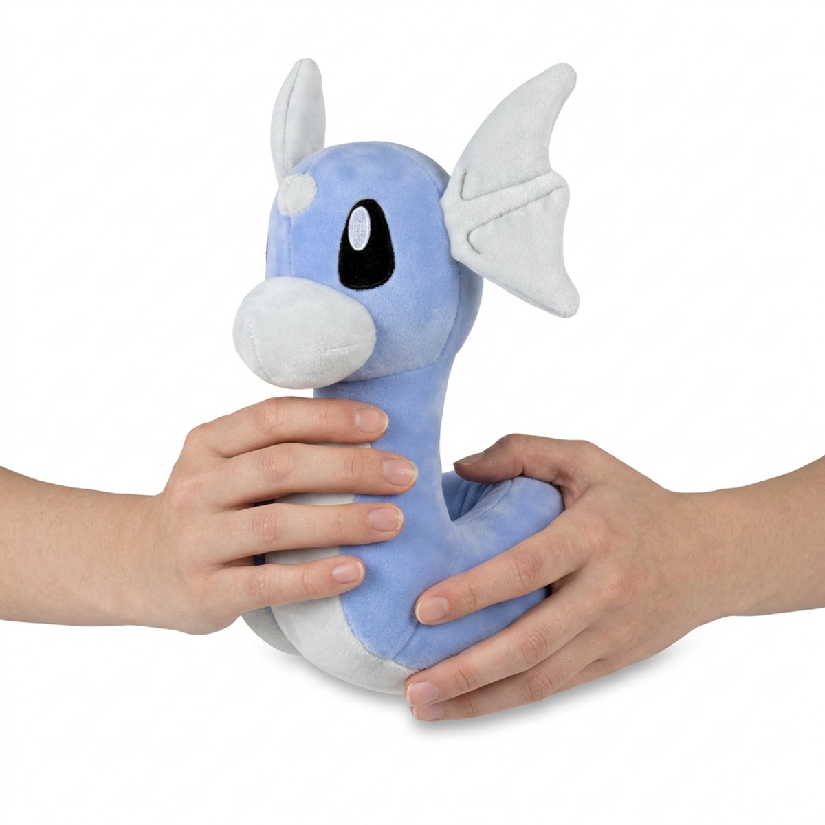 Dratini Pluszak trzymany w rękach
