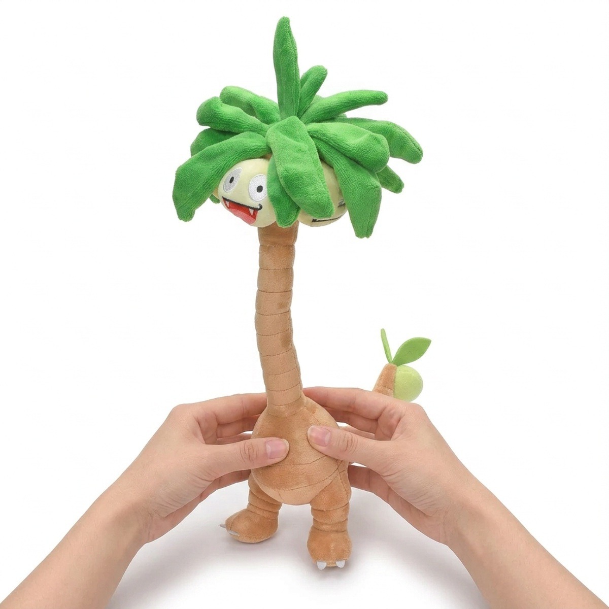 Pluszak Exeggutor z Alola trzymany w rękach