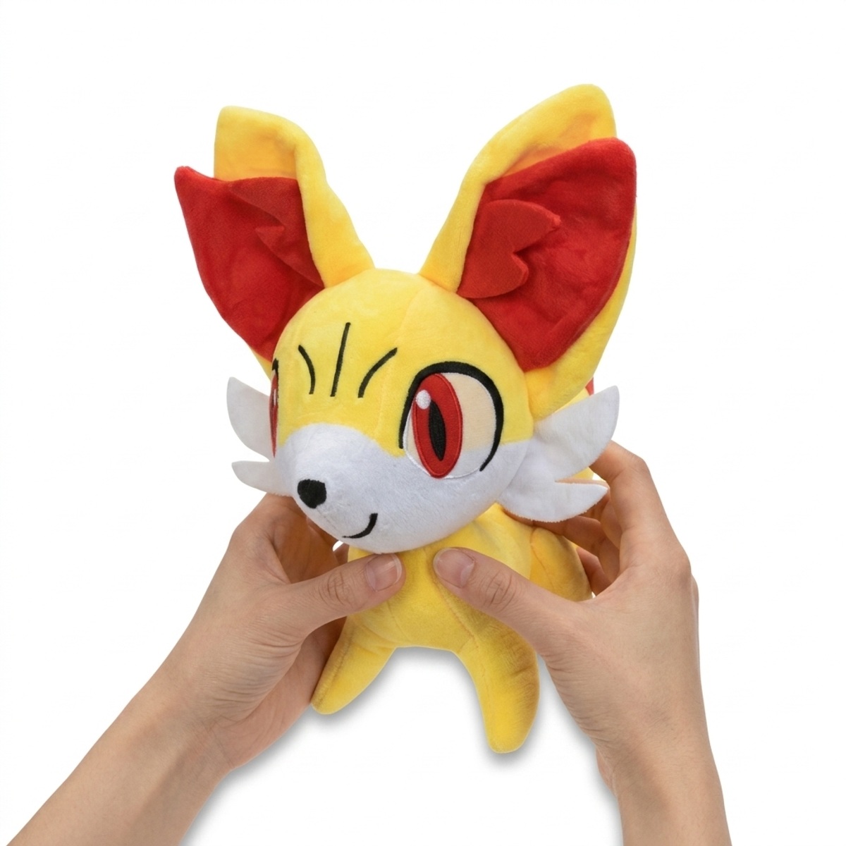Fennekin Pluszak trzymany w rękach