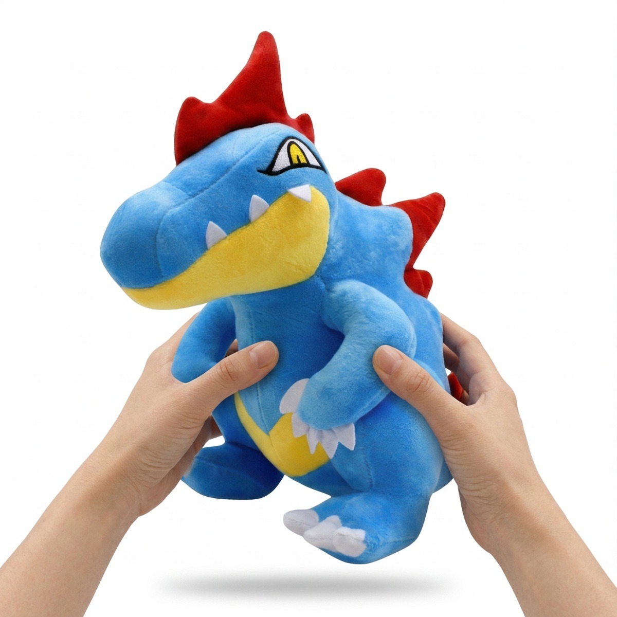 Feraligatr Pluszak trzymany w rękach