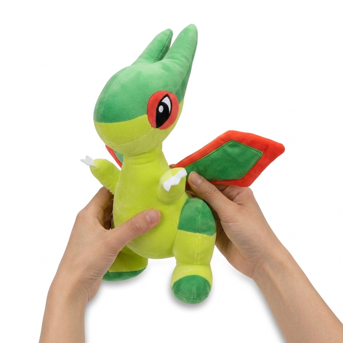 Flygon Pluszak trzymany w rękach