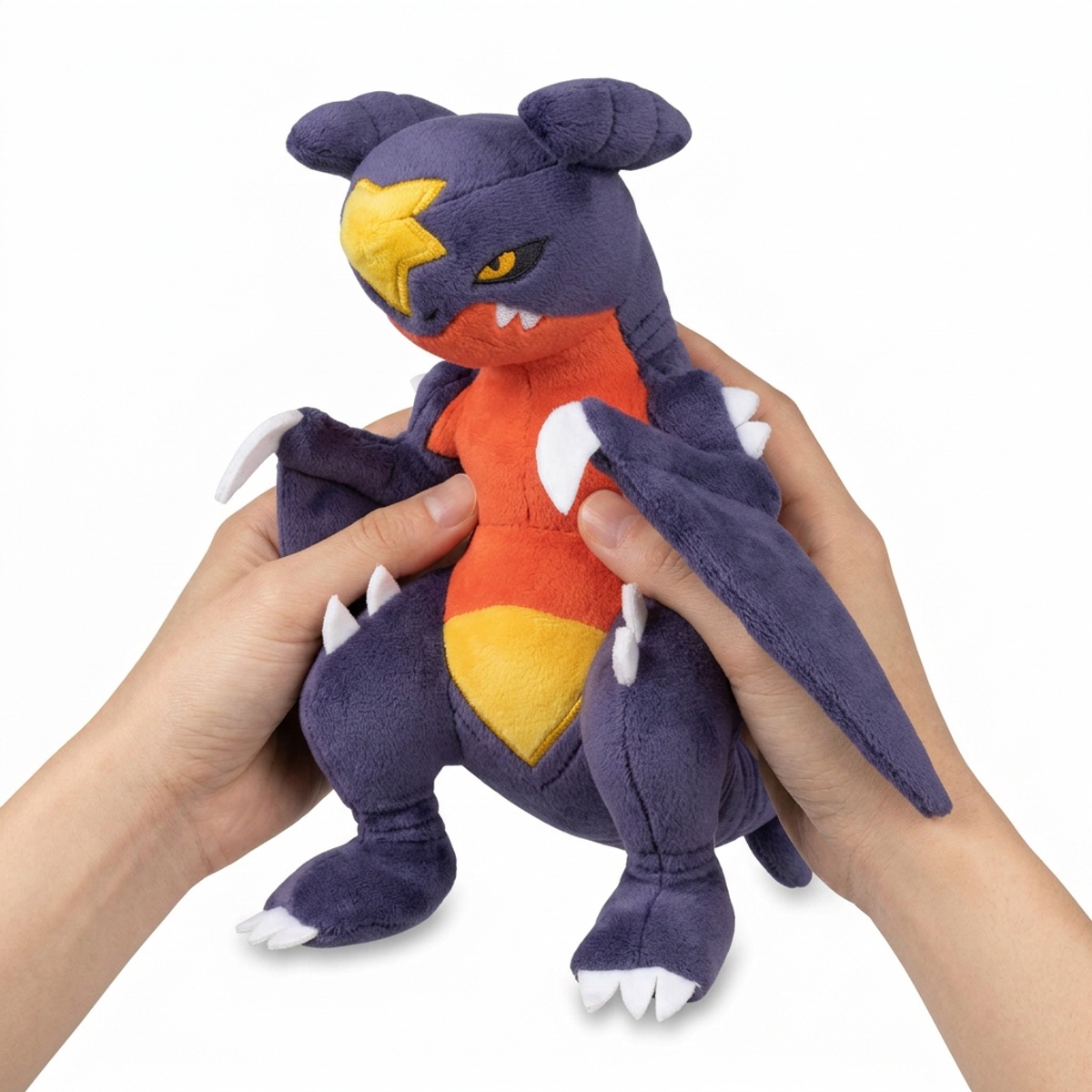 Garchomp Pluszak trzymany w rękach