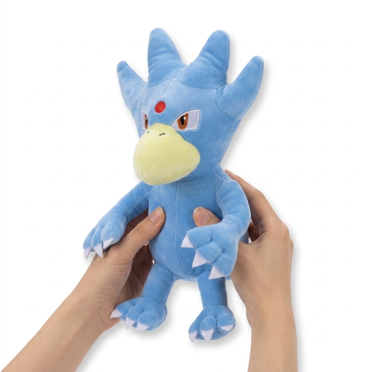 Golduck Pluszak trzymany w rękach