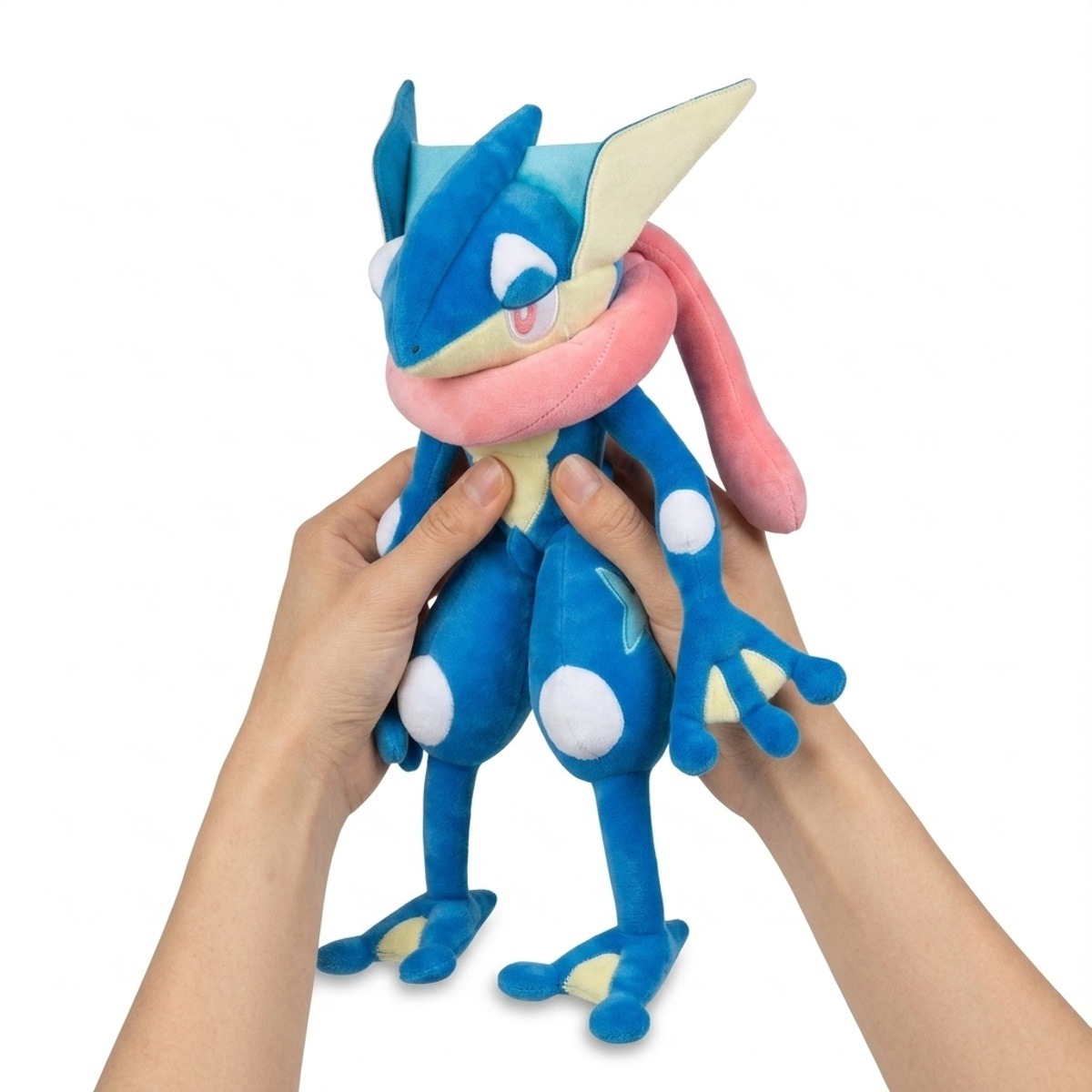 Greninja Pluszak trzymany w rękach