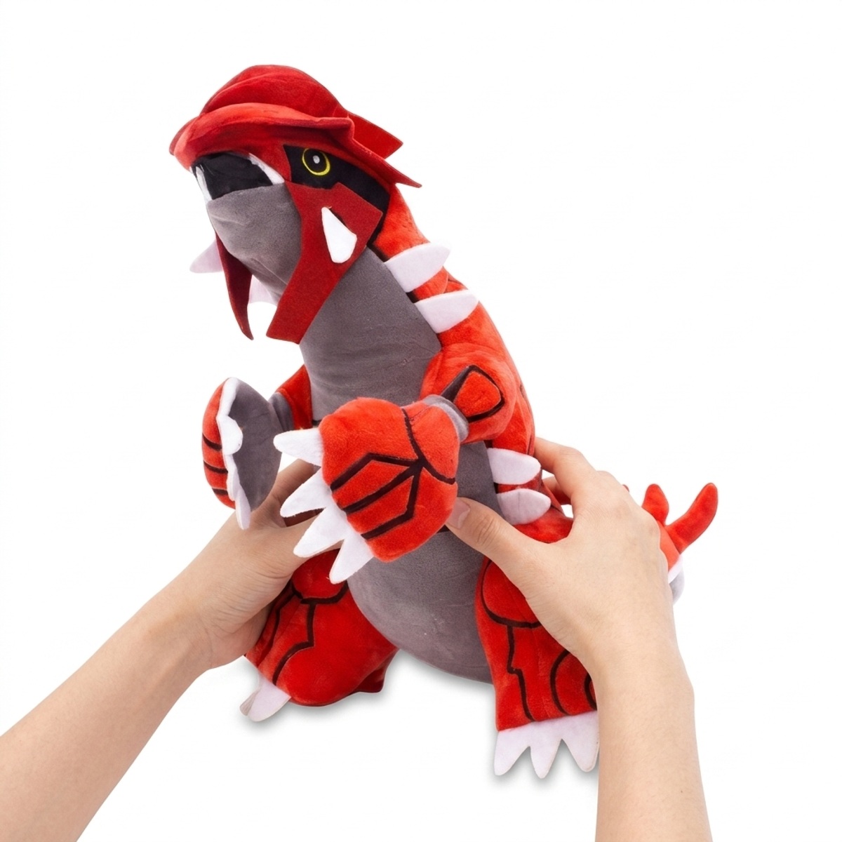 Groudon Pluszak trzymany w rękach