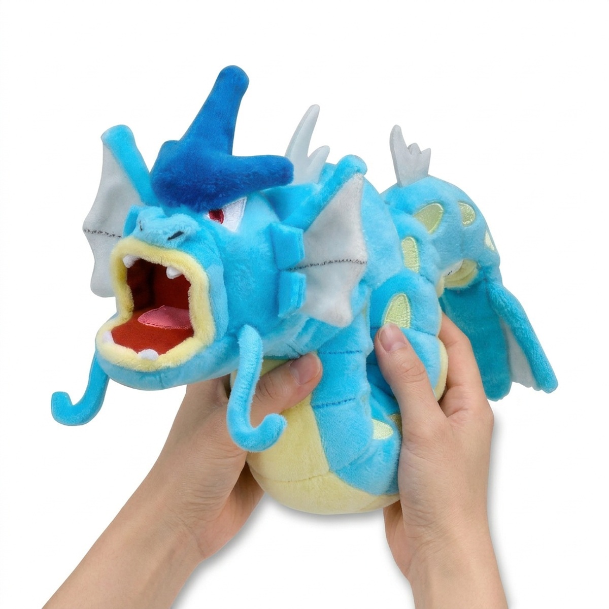 Gyarados Pluszak trzymany w rękach