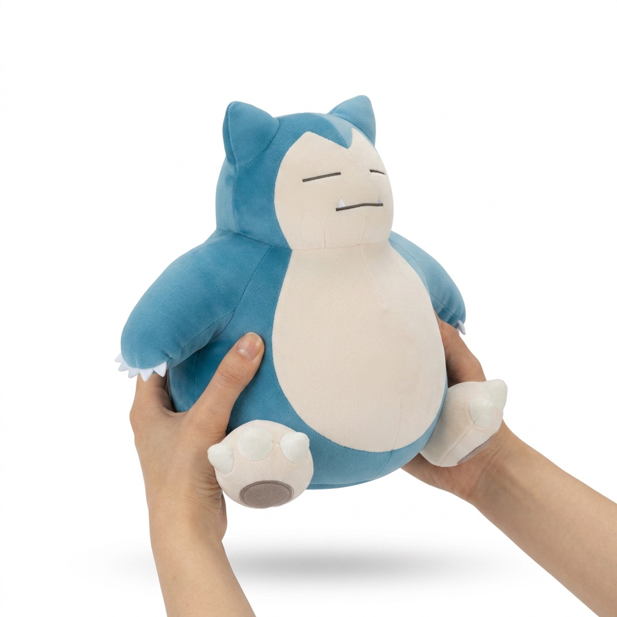Pluszak Gyarados Shiny trzymany w rękach