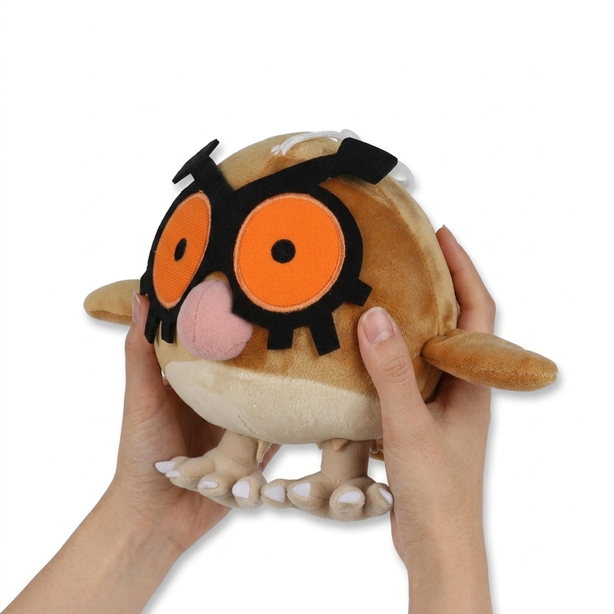 Hoothoot Pluszak trzymany w rękach