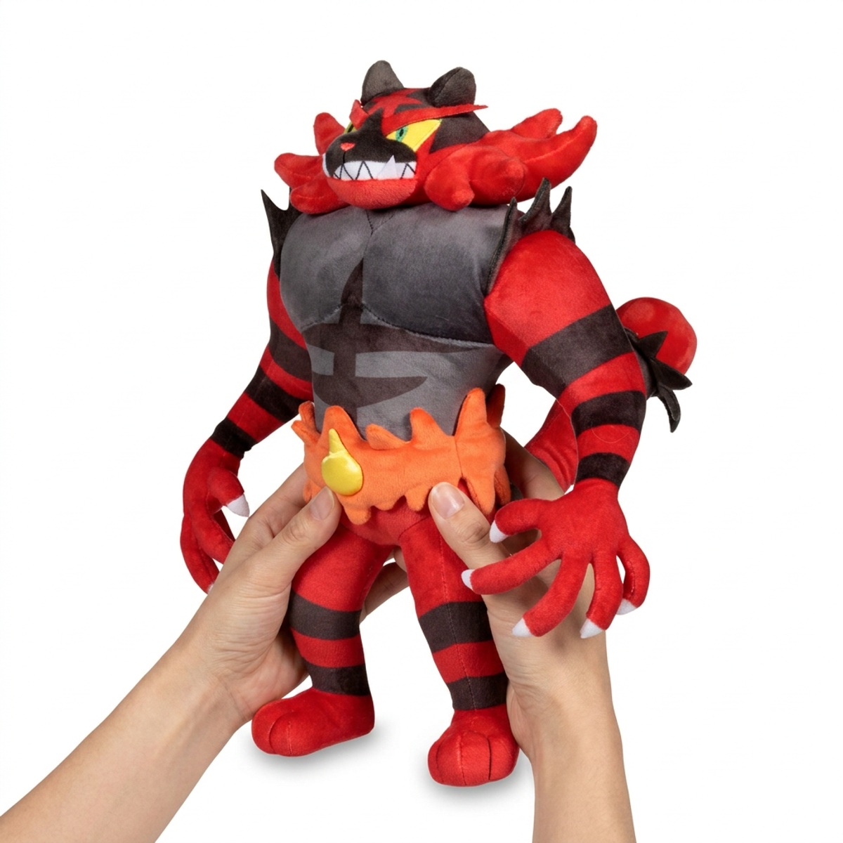 Incineroar Pluszak trzymany w rękach